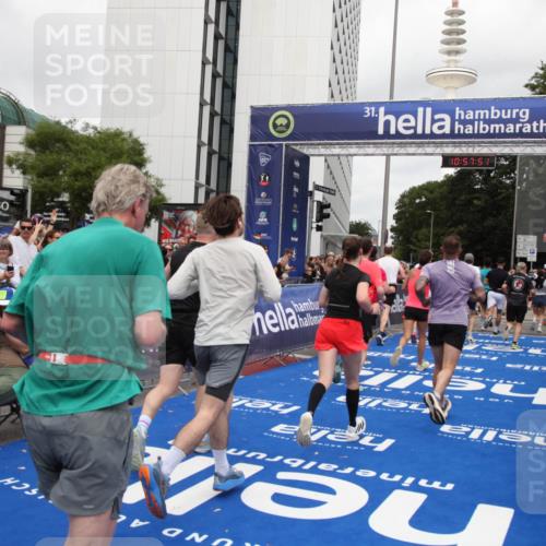 29.06.2025 - hella hamburg halbmarathon Michael Strokosch http://msf.ph/oto/8248777 29.06.2025 10:57:49 Ziel 1715, 1719, 1972, 2034, 5391, 7269, 7833, 10133, 10599, 10703, 12440, 12523, 12774, 13523, 14737, 15217, 16418, 17201, 17455, 18388, 18508, 18727, 18985 meine-sportfotos.de