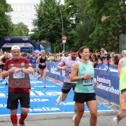 29.06.2025 - hella hamburg halbmarathon Zöllner http://msf.ph/oto/8248830 29.06.2025 10:57:40 Ziel 1239, 2236, 2606, 2652, 4502, 5015, 5134, 5457, 5458, 5728, 12774, 13523, 14571, 14951, 15217, 15220, 17769, 17814, 18388 meine-sportfotos.de