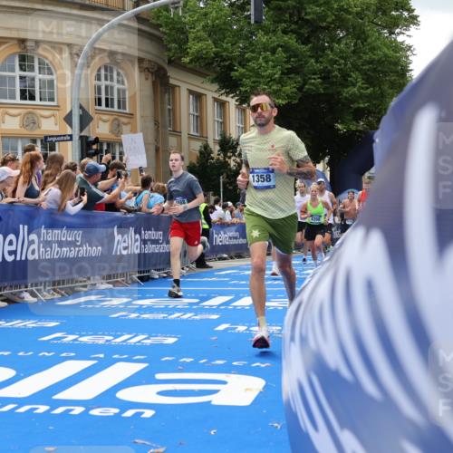 29.06.2025 - hella hamburg halbmarathon Strokosch-Dieckow http://msf.ph/oto/8248853 29.06.2025 10:39:42 Ziel 1358, 1975, 2525, 4398, 4888, 11284, 11806, 13190, 14077, 14204, 15094, 15435, 15744, 16580, 16761, 17005, 17360, 17425, 17792, 18013, 18154 meine-sportfotos.de