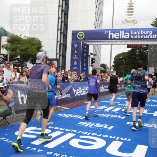 29.06.2025 - hella hamburg halbmarathon Michael Strokosch http://msf.ph/oto/8248854 29.06.2025 10:57:51 Ziel 1715, 1719, 1972, 2034, 2806, 5391, 7269, 7833, 10133, 10599, 10703, 12440, 12523, 14737, 16418, 16517, 17201, 17455, 18492, 18508, 18727, 18985 meine-sportfotos.de