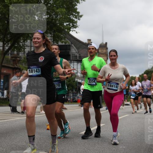 29.06.2025 - hella hamburg halbmarathon Yannick Fuchs http://msf.ph/oto/8248866 29.06.2025 10:47:51 20KM 1030, 1267, 1422, 1442, 1502, 1549, 1870, 2058, 2070, 2354, 2518, 2630, 3096, 3103, 3819, 4299, 5020, 5259, 5638, 6294, 6374, 6481, 6511, 6512, 6942, 7274, 7395, 7478, 7918, 8285, 8335, 8394, 8447, 9032, 9380, 9791, 9922, 11068, 11430, 11844, 12321, 12379, 12607, 12632, 13032, 13033, 13397, 13794, 13803, 13865, 13912, 14239, 14702, 15146, 15441, 15502, 15838, 15856, 15946, 16477, 16780, 17348, 17482, 18143, 18308, 18418, 18450, 18487, 18514, 18612, 19067 meine-sportfotos.de
