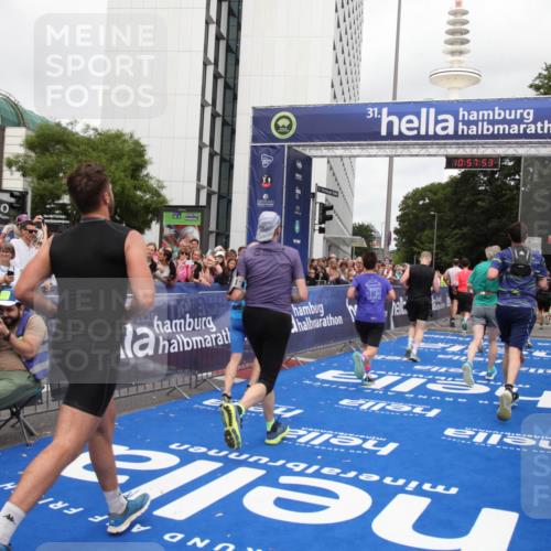 29.06.2025 - hella hamburg halbmarathon Michael Strokosch http://msf.ph/oto/8248895 29.06.2025 10:57:52 Ziel 1719, 1972, 2034, 2806, 2883, 5391, 7269, 7833, 9820, 10133, 10599, 10703, 12440, 12523, 14737, 16418, 16517, 17201, 17455, 18492, 18508, 18727 meine-sportfotos.de