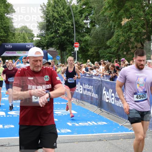 29.06.2025 - hella hamburg halbmarathon Zöllner http://msf.ph/oto/8248916 29.06.2025 10:57:41 Ziel 1239, 1715, 2236, 2606, 2652, 4502, 5457, 5458, 12774, 13523, 14571, 14951, 15217, 15220, 17769, 17814, 18388, 18985 meine-sportfotos.de