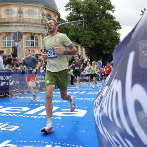 29.06.2025 - hella hamburg halbmarathon Strokosch-Dieckow http://msf.ph/oto/8248927 29.06.2025 10:39:43 Ziel 1358, 1975, 2525, 2573, 4398, 4888, 11284, 11806, 13190, 14077, 14204, 15094, 15435, 15744, 16580, 16761, 17005, 17425, 17792, 18013 meine-sportfotos.de