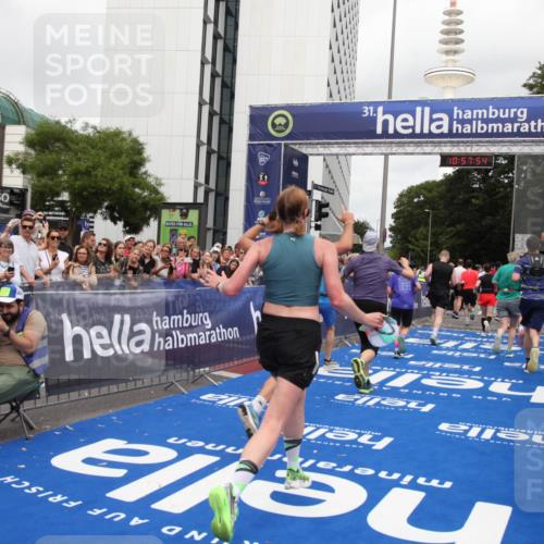 29.06.2025 - hella hamburg halbmarathon Michael Strokosch http://msf.ph/oto/8248930 29.06.2025 10:57:53 Ziel 1972, 2034, 2806, 2883, 5391, 7269, 7833, 9820, 10599, 10703, 12440, 12523, 13376, 14737, 16418, 16517, 17201, 17543, 18492, 18508, 18727 meine-sportfotos.de