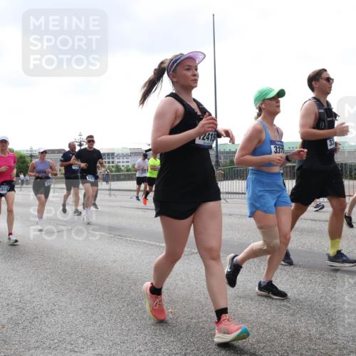 29.06.2025 - hella hamburg halbmarathon Lena Gebhardt http://msf.ph/oto/8248938 29.06.2025 10:45:36 Lombardsbrücke 1033, 1060, 1085, 1100, 1104, 1421, 1426, 1555, 1685, 1713, 1798, 1854, 1983, 2008, 2216, 2217, 2522, 2550, 2657, 2664, 2917, 2954, 2965, 2973, 3160, 3164, 3357, 3377, 3879, 3993, 4099, 4102, 4104, 4186, 4224, 4306, 4317, 4337, 4388, 4504, 4572, 4820, 4851, 5044, 5099, 5108, 5339, 5635, 5636, 5949, 6133, 6150, 6509, 6623, 6763, 6788, 6911, 6922, 6980, 7268, 7283, 7356, 7530, 7541, 7859, 8594, 8605, 8745, 8762, 9620, 10030, 10182, 10225, 10327, 10329, 10367, 10511, 11314 meine-sportfotos.de