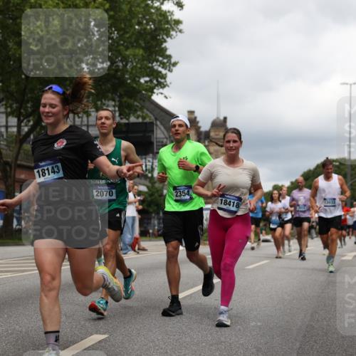29.06.2025 - hella hamburg halbmarathon Yannick Fuchs http://msf.ph/oto/8248980 29.06.2025 10:47:51 20KM 1030, 1267, 1422, 1442, 1502, 1549, 1870, 2058, 2070, 2354, 2518, 2630, 3096, 3103, 3819, 4299, 5020, 5259, 5638, 6294, 6374, 6481, 6511, 6512, 6942, 7274, 7395, 7478, 7918, 8285, 8335, 8394, 8447, 9032, 9380, 9791, 9922, 11068, 11430, 11844, 12321, 12379, 12607, 12632, 13032, 13033, 13397, 13794, 13803, 13865, 13912, 14239, 14702, 15146, 15441, 15502, 15838, 15856, 15946, 16477, 16780, 17348, 17482, 18143, 18308, 18418, 18450, 18487, 18514, 18612, 19067 meine-sportfotos.de