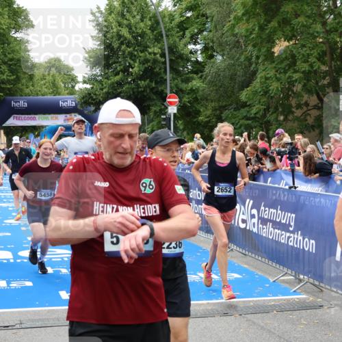 29.06.2025 - hella hamburg halbmarathon Zöllner http://msf.ph/oto/8248996 29.06.2025 10:57:42 Ziel 1239, 1715, 1719, 2606, 2652, 5457, 5458, 10133, 12774, 13523, 14571, 14951, 15217, 15220, 17455, 17769, 17814, 18388, 18985 meine-sportfotos.de