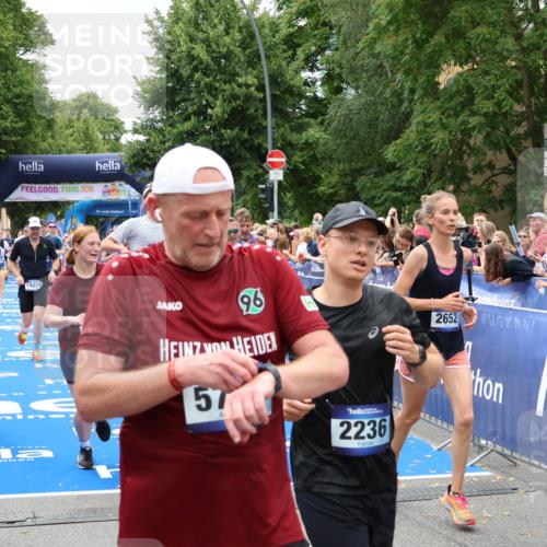 29.06.2025 - hella hamburg halbmarathon Zöllner http://msf.ph/oto/8249004 29.06.2025 10:57:42 Ziel 1239, 1715, 1719, 2606, 2652, 5457, 5458, 10133, 12774, 13523, 14571, 14951, 15217, 15220, 17455, 17769, 17814, 18388, 18985 meine-sportfotos.de
