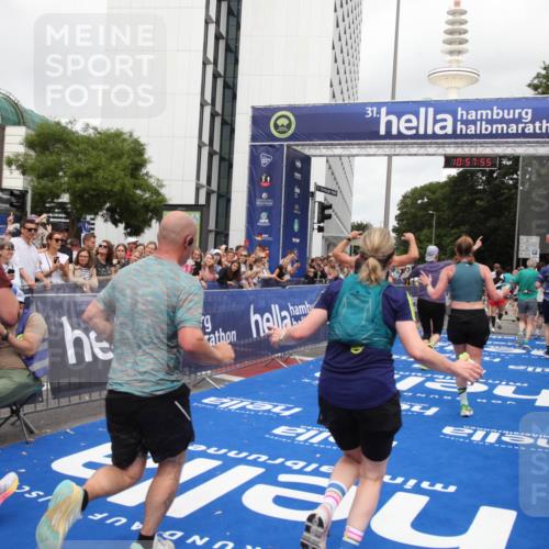 29.06.2025 - hella hamburg halbmarathon Michael Strokosch http://msf.ph/oto/8249018 29.06.2025 10:57:53 Ziel 1972, 2034, 2806, 2883, 5391, 7269, 7833, 9820, 10599, 10703, 12440, 12523, 13376, 14737, 16418, 16517, 17201, 17543, 18492, 18508, 18727 meine-sportfotos.de