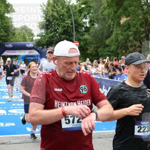 29.06.2025 - hella hamburg halbmarathon Zöllner http://msf.ph/oto/8249046 29.06.2025 10:57:43 Ziel 1239, 1715, 1719, 2606, 2652, 5457, 5458, 10133, 12774, 13523, 14571, 14951, 15217, 15220, 16418, 17455, 17769, 17814, 18388, 18508, 18985 meine-sportfotos.de