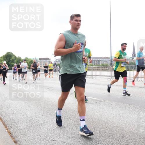 29.06.2025 - hella hamburg halbmarathon Lena Gebhardt http://msf.ph/oto/8249059 29.06.2025 10:34:05 Lombardsbrücke 1189, 1275, 1417, 1672, 1705, 1787, 1896, 2265, 2342, 2464, 2482, 2496, 2510, 2511, 2526, 2801, 2933, 3145, 3170, 3264, 3340, 3345, 3560, 3829, 3848, 4361, 4433, 4449, 4479, 4696, 4807, 4824, 4826, 4942, 5075, 5096, 5141, 5557, 5561, 5566, 5569, 5584, 5691, 5821, 5822, 5887, 6105, 6109, 6364, 6515, 6516, 6574, 6854, 6956, 7027, 7324, 7329, 7565, 7653, 8157, 8202, 8277, 8282, 8349, 8375, 8377, 8383, 8401, 8965, 9094, 9799, 9875, 9995, 10007, 10071, 10360, 10561, 10564 meine-sportfotos.de
