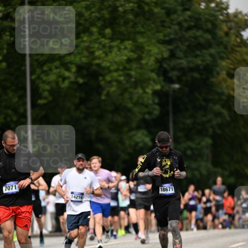 29.06.2025 - hella hamburg halbmarathon Dr. Thomas Lammeyer http://msf.ph/oto/8249064 29.06.2025 10:34:47 Kennedybrücke 1773, 2097, 2302, 2505, 2569, 3131, 6556, 6620, 7071, 7351, 7517, 8792, 9095, 9576, 9830, 9937, 10989, 10996 meine-sportfotos.de