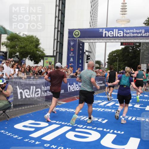 29.06.2025 - hella hamburg halbmarathon Michael Strokosch http://msf.ph/oto/8249070 29.06.2025 10:57:54 Ziel 1972, 2034, 2806, 2883, 5391, 7138, 7269, 7833, 9820, 10599, 10703, 12440, 12523, 13376, 14737, 16517, 17201, 17543, 18492, 18727 meine-sportfotos.de