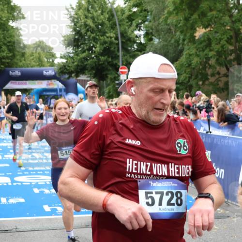 29.06.2025 - hella hamburg halbmarathon Zöllner http://msf.ph/oto/8249094 29.06.2025 10:57:43 Ziel 1239, 1715, 1719, 2606, 2652, 5457, 5458, 10133, 12774, 13523, 14571, 14951, 15217, 15220, 16418, 17455, 17769, 17814, 18388, 18508, 18985 meine-sportfotos.de