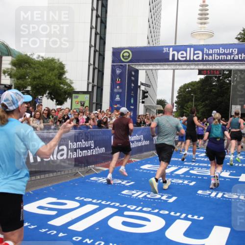 29.06.2025 - hella hamburg halbmarathon Michael Strokosch http://msf.ph/oto/8249104 29.06.2025 10:57:54 Ziel 1972, 2034, 2806, 2883, 5391, 7138, 7269, 7833, 9820, 10599, 10703, 12440, 12523, 13376, 14737, 16517, 17201, 17543, 18492, 18727 meine-sportfotos.de