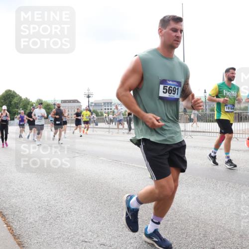 29.06.2025 - hella hamburg halbmarathon Lena Gebhardt http://msf.ph/oto/8249109 29.06.2025 10:34:05 Lombardsbrücke 1189, 1275, 1417, 1672, 1705, 1787, 1896, 2265, 2342, 2464, 2482, 2496, 2510, 2511, 2526, 2801, 2933, 3145, 3170, 3264, 3340, 3345, 3560, 3829, 3848, 4361, 4433, 4449, 4479, 4696, 4807, 4824, 4826, 4942, 5075, 5096, 5141, 5557, 5561, 5566, 5569, 5584, 5691, 5821, 5822, 5887, 6105, 6109, 6364, 6515, 6516, 6574, 6854, 6956, 7027, 7324, 7329, 7565, 7653, 8157, 8202, 8277, 8282, 8349, 8375, 8377, 8383, 8401, 8965, 9094, 9799, 9875, 9995, 10007, 10071, 10360, 10561, 10564 meine-sportfotos.de