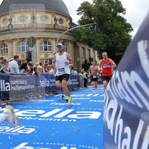 29.06.2025 - hella hamburg halbmarathon Strokosch-Dieckow http://msf.ph/oto/8249110 29.06.2025 10:39:45 Ziel 1358, 1975, 2525, 2563, 2573, 4398, 4766, 4888, 6149, 11714, 13190, 14204, 15435, 15744, 15813, 16580, 16761, 17005, 17425, 17792, 18013 meine-sportfotos.de