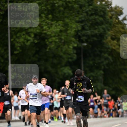 29.06.2025 - hella hamburg halbmarathon Dr. Thomas Lammeyer http://msf.ph/oto/8249119 29.06.2025 10:34:47 Kennedybrücke 1773, 2097, 2302, 2505, 2569, 3131, 6556, 6620, 7071, 7351, 7517, 8792, 9095, 9576, 9830, 9937, 10989, 10996 meine-sportfotos.de