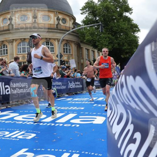 29.06.2025 - hella hamburg halbmarathon Strokosch-Dieckow http://msf.ph/oto/8249129 29.06.2025 10:39:45 Ziel 1358, 1975, 2525, 2563, 2573, 4398, 4766, 4888, 6149, 11714, 13190, 14204, 15435, 15744, 15813, 16580, 16761, 17005, 17425, 17792, 18013 meine-sportfotos.de