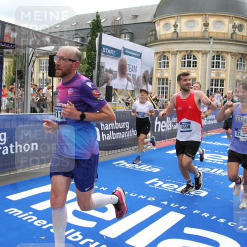 29.06.2025 - hella hamburg halbmarathon Michael Strokosch http://msf.ph/oto/8249137 29.06.2025 10:49:46 Ziel 2504, 2706, 2937, 3060, 3543, 5894, 5978, 6115, 6125, 7332, 9463, 9551, 9619, 9723, 9924, 13159, 14794, 16843, 16877, 17282, 17753, 18058, 18451, 18926 meine-sportfotos.de