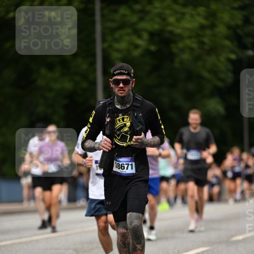 29.06.2025 - hella hamburg halbmarathon Dr. Thomas Lammeyer http://msf.ph/oto/8249197 29.06.2025 10:34:50 Kennedybrücke 1059, 1472, 1773, 2097, 2302, 2505, 2569, 3131, 6556, 6620, 7071, 7351, 7517, 8792, 9095, 9576, 9830, 9937, 10989, 10996 meine-sportfotos.de