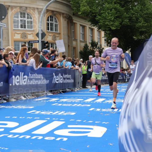 29.06.2025 - hella hamburg halbmarathon Strokosch-Dieckow http://msf.ph/oto/8249204 29.06.2025 10:39:47 Ziel 1603, 1975, 2525, 2563, 2573, 4398, 4766, 6149, 7981, 11714, 13190, 14204, 15435, 15744, 15813, 16580, 16761, 17005, 17792, 18013 meine-sportfotos.de