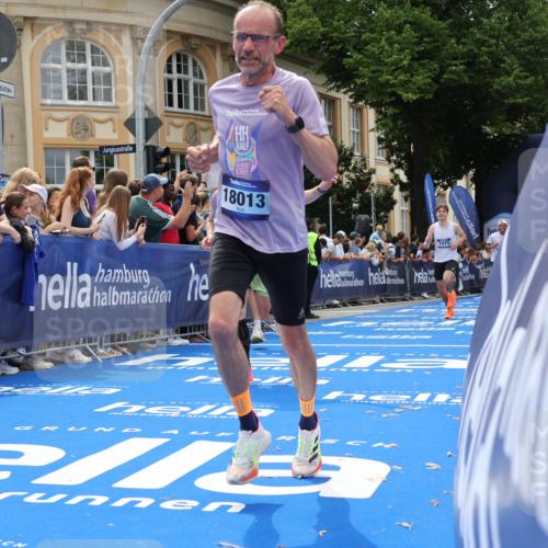 29.06.2025 - hella hamburg halbmarathon Strokosch-Dieckow http://msf.ph/oto/8249229 29.06.2025 10:39:47 Ziel 1603, 1975, 2525, 2563, 2573, 4398, 4766, 6149, 7981, 11714, 13190, 14204, 15435, 15744, 15813, 16580, 16761, 17005, 17792, 18013 meine-sportfotos.de