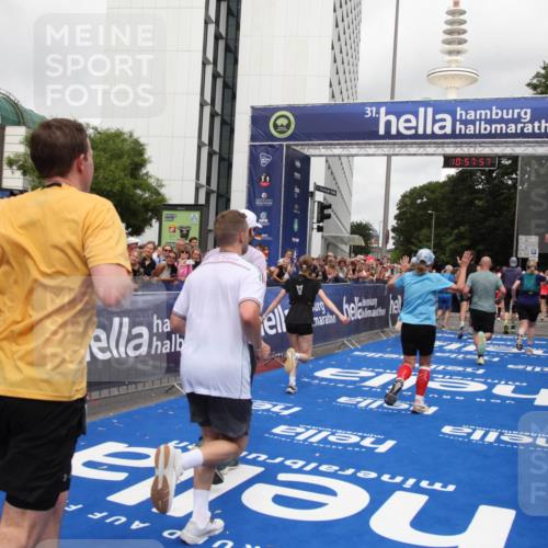 29.06.2025 - hella hamburg halbmarathon Michael Strokosch http://msf.ph/oto/8249257 29.06.2025 10:57:56 Ziel 2034, 2806, 2883, 3575, 5391, 7138, 7159, 7269, 9820, 10599, 10703, 11394, 12523, 13376, 14737, 14881, 15349, 16517, 17543, 18492 meine-sportfotos.de
