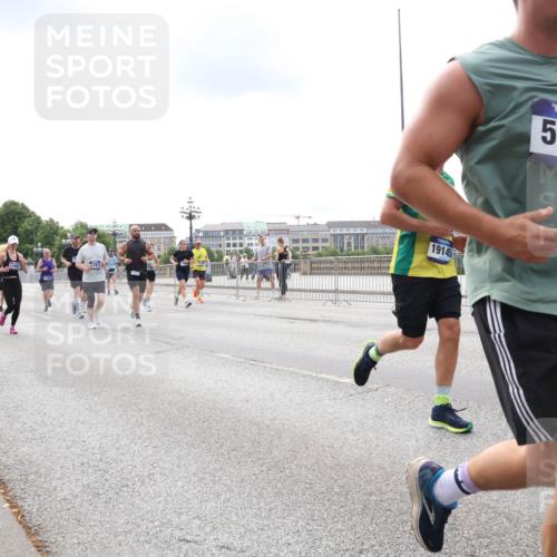 29.06.2025 - hella hamburg halbmarathon Lena Gebhardt http://msf.ph/oto/8249285 29.06.2025 10:34:05 Lombardsbrücke 1189, 1275, 1417, 1672, 1705, 1787, 1896, 2265, 2342, 2464, 2482, 2496, 2510, 2511, 2526, 2801, 2933, 3145, 3170, 3264, 3340, 3345, 3560, 3829, 3848, 4361, 4433, 4449, 4479, 4696, 4807, 4824, 4826, 4942, 5075, 5096, 5141, 5557, 5561, 5566, 5569, 5584, 5691, 5821, 5822, 5887, 6105, 6109, 6364, 6515, 6516, 6574, 6854, 6956, 7027, 7324, 7329, 7565, 7653, 8157, 8202, 8277, 8282, 8349, 8375, 8377, 8383, 8401, 8965, 9094, 9799, 9875, 9995, 10007, 10071, 10360, 10561, 10564 meine-sportfotos.de