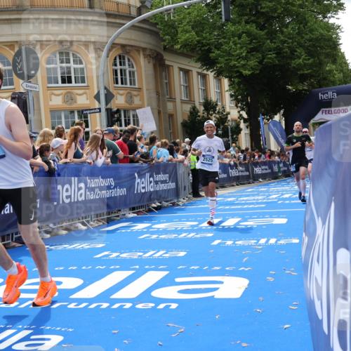 29.06.2025 - hella hamburg halbmarathon Strokosch-Dieckow http://msf.ph/oto/8249326 29.06.2025 10:39:51 Ziel 1603, 1975, 2525, 2563, 2573, 3626, 4766, 5375, 6149, 7981, 8467, 8574, 11714, 14204, 15421, 15744, 15813, 18013 meine-sportfotos.de