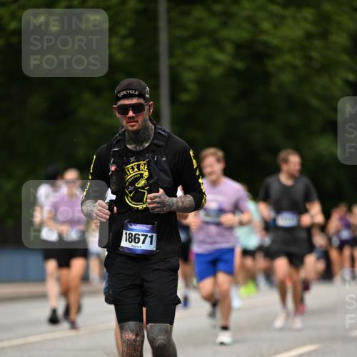 29.06.2025 - hella hamburg halbmarathon Dr. Thomas Lammeyer http://msf.ph/oto/8249332 29.06.2025 10:34:51 Kennedybrücke 1059, 1472, 1773, 2097, 2302, 2505, 2569, 3131, 4561, 6556, 6620, 6725, 7071, 7351, 7517, 8792, 9095, 9576, 9830, 9937, 10989, 10996 meine-sportfotos.de