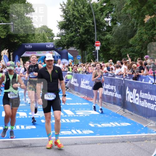 29.06.2025 - hella hamburg halbmarathon Zöllner http://msf.ph/oto/8249345 29.06.2025 10:57:46 Ziel 1715, 1719, 1972, 2606, 5391, 7833, 10133, 12440, 12774, 13523, 14737, 15217, 15220, 16418, 17201, 17455, 17814, 18388, 18508, 18727, 18985 meine-sportfotos.de