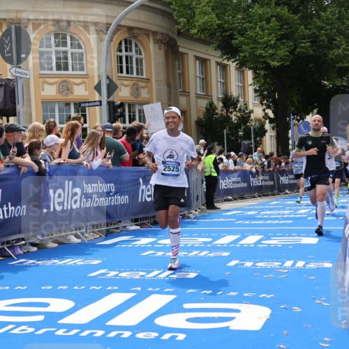 29.06.2025 - hella hamburg halbmarathon Strokosch-Dieckow http://msf.ph/oto/8249356 29.06.2025 10:39:52 Ziel 1603, 1975, 2525, 2563, 2573, 3626, 4766, 5375, 6149, 7981, 8467, 8574, 11714, 14204, 15421, 15744, 15813 meine-sportfotos.de