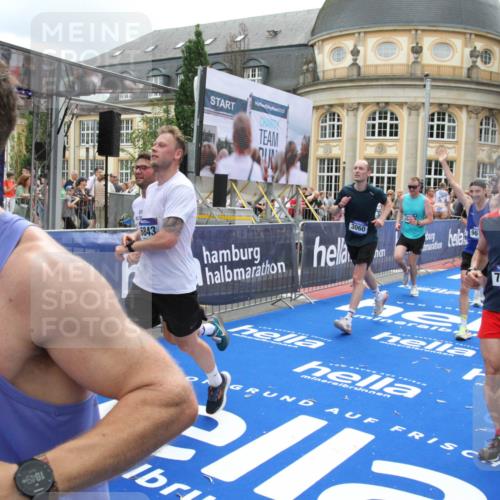 29.06.2025 - hella hamburg halbmarathon Michael Strokosch http://msf.ph/oto/8249357 29.06.2025 10:49:47 Ziel 2504, 2706, 3060, 3543, 5894, 5978, 6115, 6125, 7332, 9463, 9551, 9619, 9723, 9924, 11975, 13159, 14794, 16843, 16877, 17282, 17753, 18058, 18451, 18926 meine-sportfotos.de