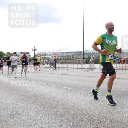 29.06.2025 - hella hamburg halbmarathon Lena Gebhardt http://msf.ph/oto/8249362 29.06.2025 10:34:05 Lombardsbrücke 1189, 1275, 1417, 1672, 1705, 1787, 1896, 2265, 2342, 2464, 2482, 2496, 2510, 2511, 2526, 2801, 2933, 3145, 3170, 3264, 3340, 3345, 3560, 3829, 3848, 4361, 4433, 4449, 4479, 4696, 4807, 4824, 4826, 4942, 5075, 5096, 5141, 5557, 5561, 5566, 5569, 5584, 5691, 5821, 5822, 5887, 6105, 6109, 6364, 6515, 6516, 6574, 6854, 6956, 7027, 7324, 7329, 7565, 7653, 8157, 8202, 8277, 8282, 8349, 8375, 8377, 8383, 8401, 8965, 9094, 9799, 9875, 9995, 10007, 10071, 10360, 10561, 10564 meine-sportfotos.de