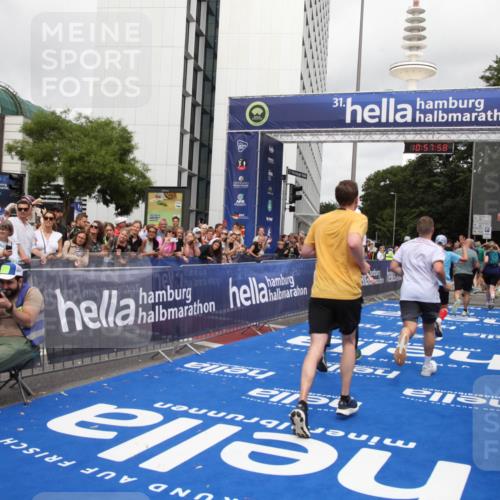 29.06.2025 - hella hamburg halbmarathon Michael Strokosch http://msf.ph/oto/8249369 29.06.2025 10:57:57 Ziel 2025, 2034, 2806, 2883, 3093, 3575, 7138, 7159, 7189, 7269, 9820, 10599, 10703, 11394, 12523, 13376, 14881, 15349, 16517, 17543, 18492 meine-sportfotos.de
