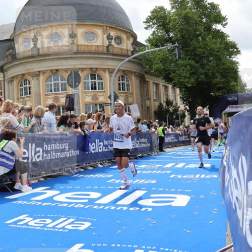29.06.2025 - hella hamburg halbmarathon Strokosch-Dieckow http://msf.ph/oto/8249383 29.06.2025 10:39:52 Ziel 1603, 1975, 2525, 2563, 2573, 3626, 4766, 5375, 6149, 7981, 8467, 8574, 11714, 14204, 15421, 15744, 15813 meine-sportfotos.de