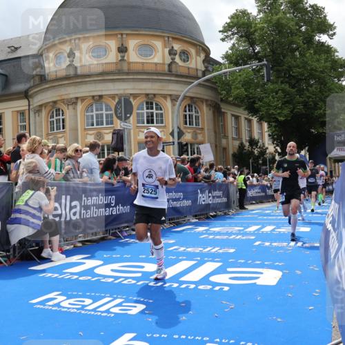 29.06.2025 - hella hamburg halbmarathon Strokosch-Dieckow http://msf.ph/oto/8249409 29.06.2025 10:39:52 Ziel 1603, 1975, 2525, 2563, 2573, 3626, 4766, 5375, 6149, 7981, 8467, 8574, 11714, 14204, 15421, 15744, 15813 meine-sportfotos.de