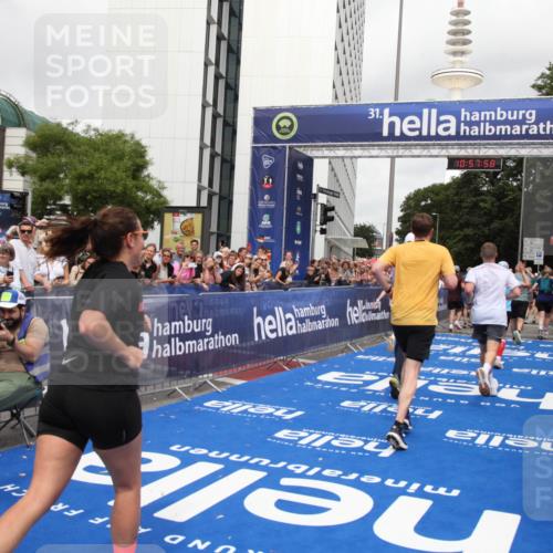 29.06.2025 - hella hamburg halbmarathon Michael Strokosch http://msf.ph/oto/8249416 29.06.2025 10:57:57 Ziel 2025, 2034, 2806, 2883, 3093, 3575, 7138, 7159, 7189, 7269, 9820, 10599, 10703, 11394, 12523, 13376, 14881, 15349, 16517, 17543, 18492 meine-sportfotos.de