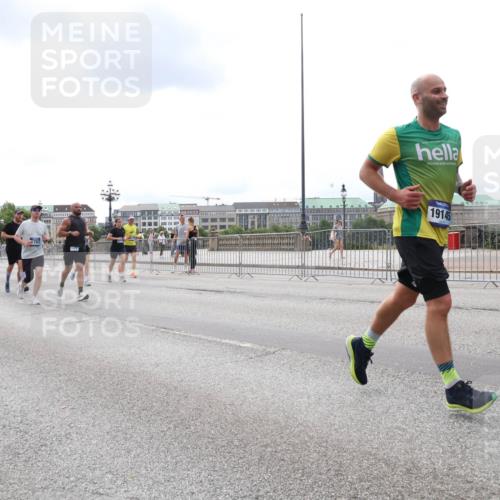 29.06.2025 - hella hamburg halbmarathon Lena Gebhardt http://msf.ph/oto/8249441 29.06.2025 10:34:05 Lombardsbrücke 1189, 1275, 1417, 1672, 1705, 1787, 1896, 2265, 2342, 2464, 2482, 2496, 2510, 2511, 2526, 2801, 2933, 3145, 3170, 3264, 3340, 3345, 3560, 3829, 3848, 4361, 4433, 4449, 4479, 4696, 4807, 4824, 4826, 4942, 5075, 5096, 5141, 5557, 5561, 5566, 5569, 5584, 5691, 5821, 5822, 5887, 6105, 6109, 6364, 6515, 6516, 6574, 6854, 6956, 7027, 7324, 7329, 7565, 7653, 8157, 8202, 8277, 8282, 8349, 8375, 8377, 8383, 8401, 8965, 9094, 9799, 9875, 9995, 10007, 10071, 10360, 10561, 10564 meine-sportfotos.de