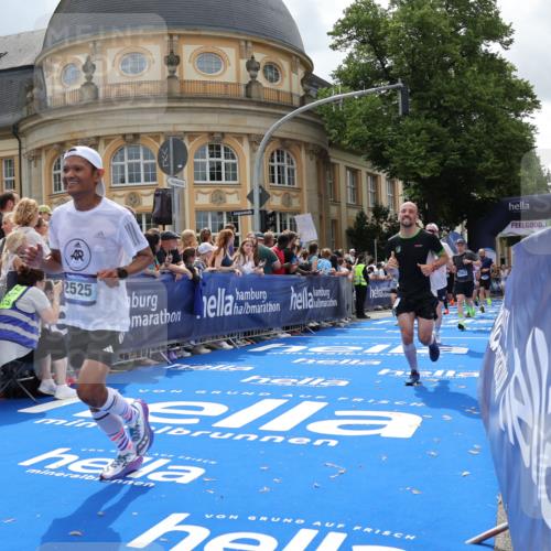 29.06.2025 - hella hamburg halbmarathon Strokosch-Dieckow http://msf.ph/oto/8249449 29.06.2025 10:39:53 Ziel 1603, 1975, 2525, 2563, 2573, 3626, 4766, 5375, 6149, 7981, 8467, 8574, 11714, 15421, 15813 meine-sportfotos.de