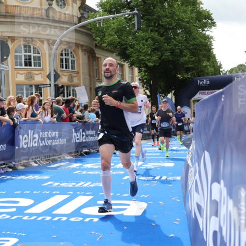 29.06.2025 - hella hamburg halbmarathon Strokosch-Dieckow http://msf.ph/oto/8249473 29.06.2025 10:39:53 Ziel 1603, 1975, 2525, 2563, 2573, 3626, 4766, 5375, 6149, 7981, 8467, 8574, 11714, 15421, 15813 meine-sportfotos.de