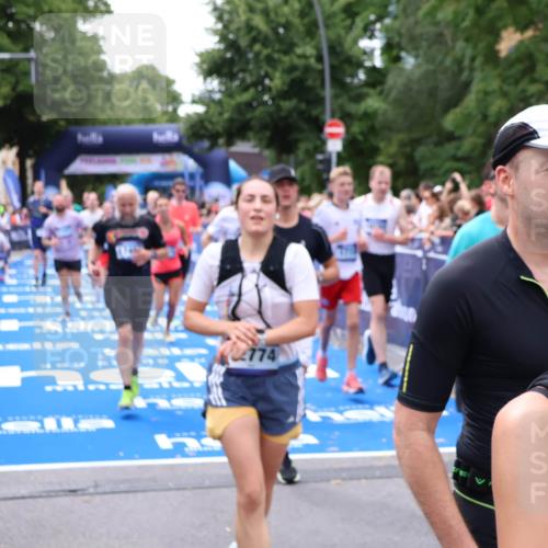 29.06.2025 - hella hamburg halbmarathon Zöllner http://msf.ph/oto/8249493 29.06.2025 10:57:49 Ziel 1715, 1719, 1972, 2034, 5391, 7269, 7833, 10133, 10599, 10703, 12440, 12523, 12774, 13523, 14737, 16418, 16517, 17201, 17455, 18508, 18727, 18985 meine-sportfotos.de