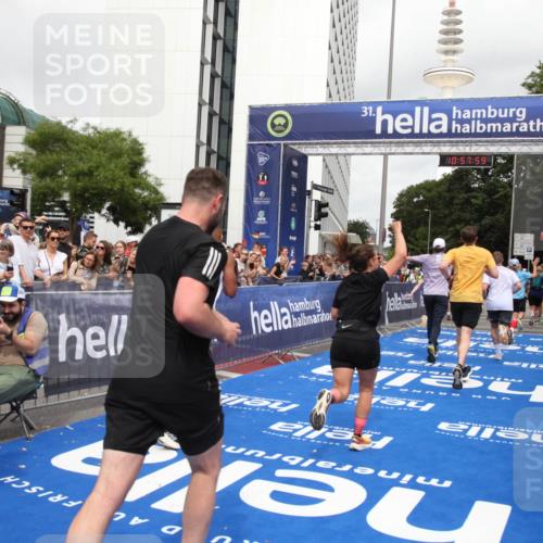 29.06.2025 - hella hamburg halbmarathon Michael Strokosch http://msf.ph/oto/8249495 29.06.2025 10:57:58 Ziel 2025, 2806, 2883, 3093, 3575, 7138, 7159, 7189, 7269, 9820, 10703, 11394, 12523, 13376, 14881, 15349, 16517, 17543, 18492 meine-sportfotos.de