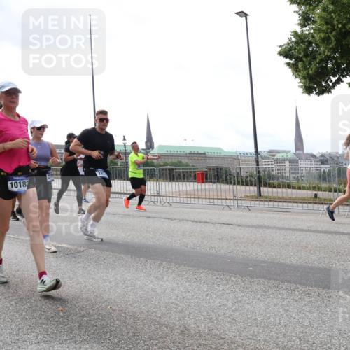 29.06.2025 - hella hamburg halbmarathon Lena Gebhardt http://msf.ph/oto/8249504 29.06.2025 10:45:38 Lombardsbrücke 1033, 1060, 1085, 1100, 1104, 1421, 1426, 1555, 1713, 1798, 1854, 1983, 2008, 2216, 2217, 2522, 2550, 2657, 2664, 2917, 2954, 2965, 2973, 3160, 3164, 3357, 3377, 3879, 3993, 4099, 4102, 4104, 4186, 4224, 4306, 4317, 4388, 4504, 4572, 4820, 4851, 5044, 5099, 5108, 5339, 5635, 5636, 5949, 6133, 6150, 6623, 6763, 6788, 6911, 6922, 6980, 7268, 7283, 7356, 7530, 7541, 7859, 8605, 8745, 9120, 9121, 9620, 10030, 10182, 10225, 10327, 10329, 10367, 10511, 11314 meine-sportfotos.de