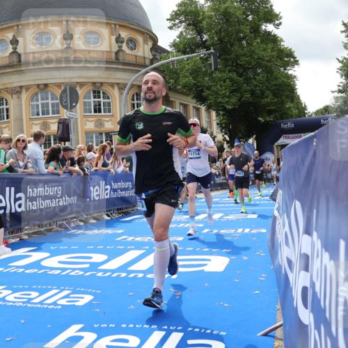 29.06.2025 - hella hamburg halbmarathon Strokosch-Dieckow http://msf.ph/oto/8249505 29.06.2025 10:39:53 Ziel 1603, 1975, 2525, 2563, 2573, 3626, 4766, 5375, 6149, 7981, 8467, 8574, 11714, 15421, 15813 meine-sportfotos.de