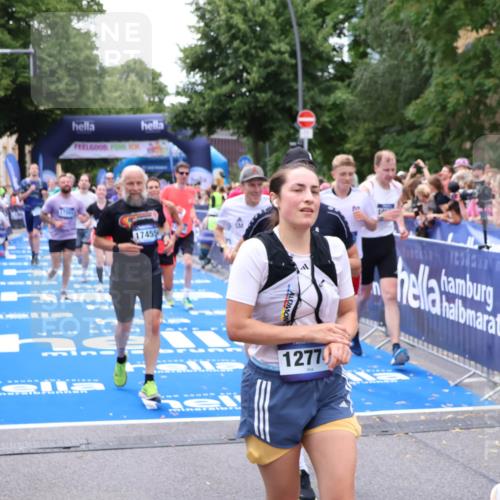 29.06.2025 - hella hamburg halbmarathon Zöllner http://msf.ph/oto/8249508 29.06.2025 10:57:50 Ziel 1715, 1719, 1972, 2034, 2806, 5391, 7269, 7833, 10133, 10599, 10703, 12440, 12523, 14737, 16418, 16517, 17201, 17455, 18492, 18508, 18727, 18985 meine-sportfotos.de