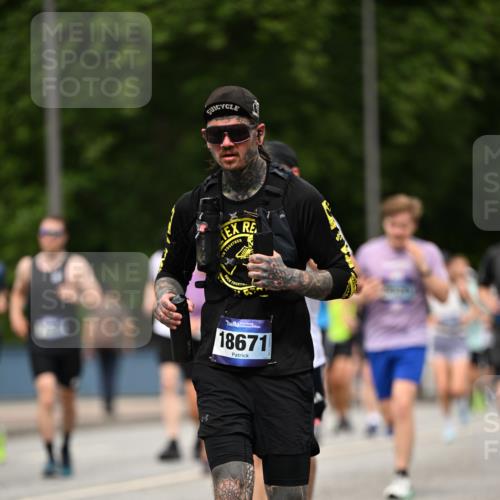29.06.2025 - hella hamburg halbmarathon Dr. Thomas Lammeyer http://msf.ph/oto/8249509 29.06.2025 10:34:52 Kennedybrücke 1059, 1472, 1773, 2097, 2302, 2505, 2569, 3131, 4561, 6556, 6620, 6725, 7071, 7351, 7517, 8792, 9095, 9576, 9830, 9937, 10989, 10996 meine-sportfotos.de