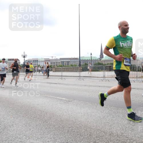 29.06.2025 - hella hamburg halbmarathon Lena Gebhardt http://msf.ph/oto/8249530 29.06.2025 10:34:06 Lombardsbrücke 1189, 1275, 1417, 1672, 1705, 1787, 1896, 2265, 2342, 2464, 2482, 2496, 2510, 2511, 2526, 2801, 2933, 3145, 3170, 3264, 3340, 3345, 3560, 3829, 3848, 4361, 4433, 4449, 4479, 4696, 4807, 4824, 4826, 4942, 5075, 5096, 5141, 5557, 5561, 5566, 5569, 5584, 5609, 5691, 5821, 5822, 5887, 6105, 6109, 6364, 6515, 6516, 6574, 6854, 6956, 7027, 7324, 7329, 7565, 7653, 8157, 8202, 8277, 8349, 8375, 8377, 8383, 8401, 8965, 9094, 9875, 9995, 10007, 10071, 10360, 10561, 10564 meine-sportfotos.de